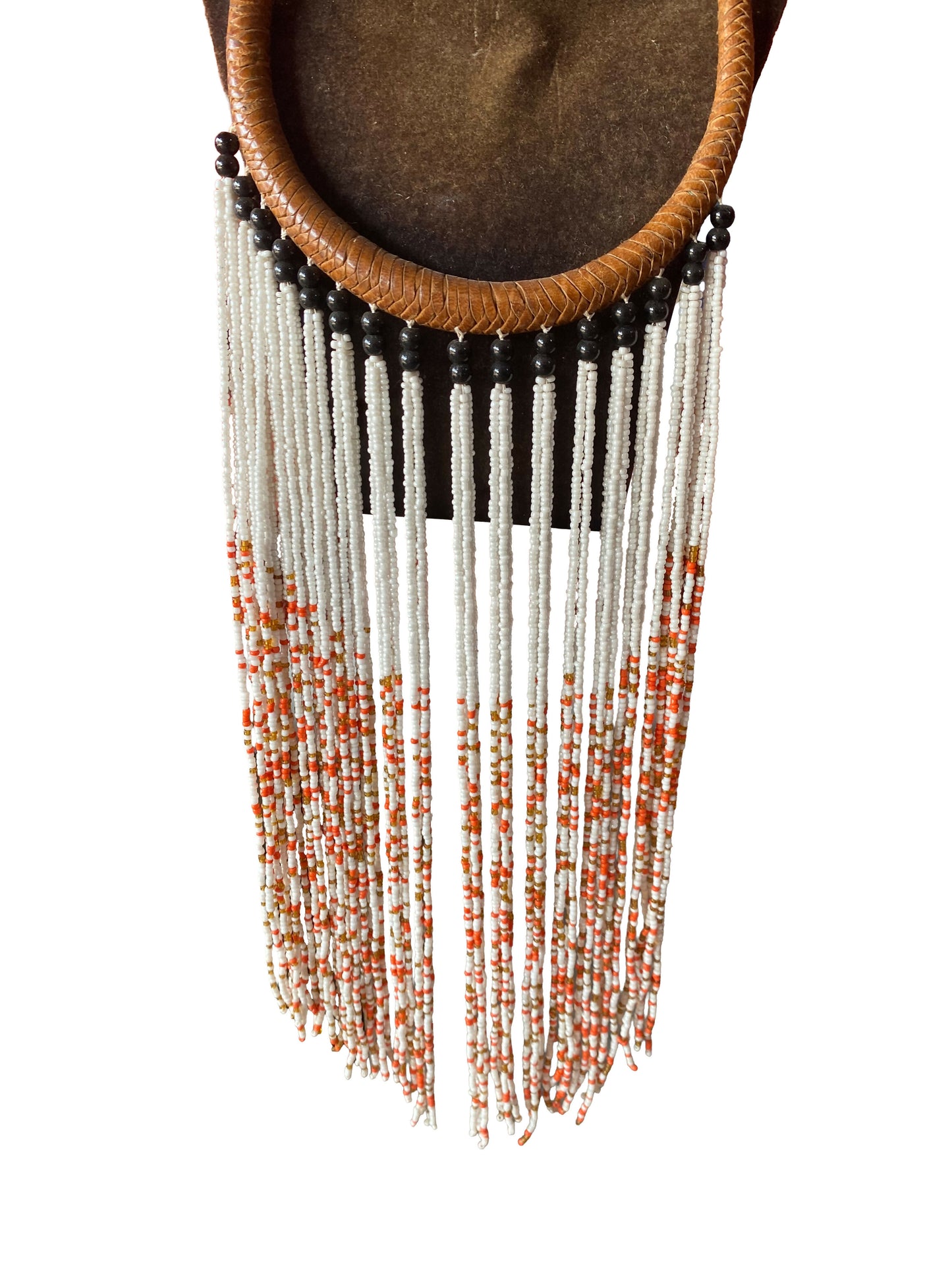 Boho Statement-Halskette mit geflochtenem Leder und rot-weißer Perlenfranse