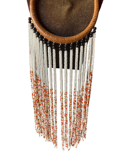Boho Statement-Halskette mit geflochtenem Leder und rot-weißer Perlenfranse