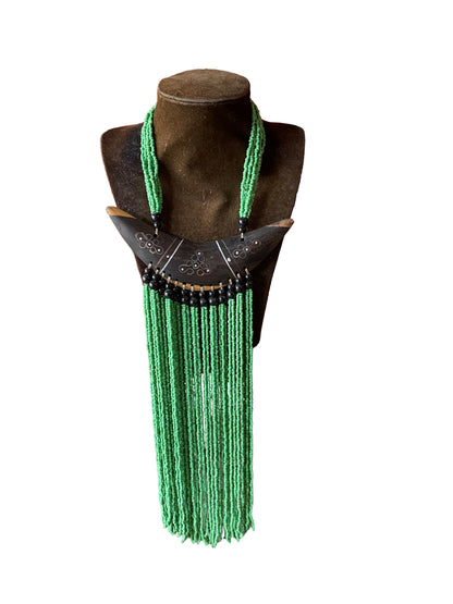 Statement-Kette mit geschnitztem Horn-Anhänger und grüner Perlenfranse