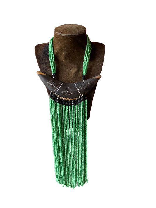 Statement-Kette mit geschnitztem Horn-Anhänger und grüner Perlenfranse