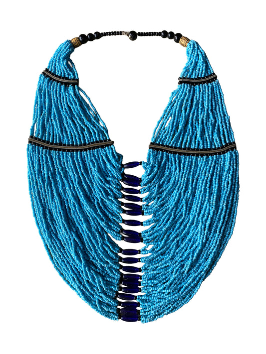 Kraftvolles Perlen Collier mit türkis fließender Struktur