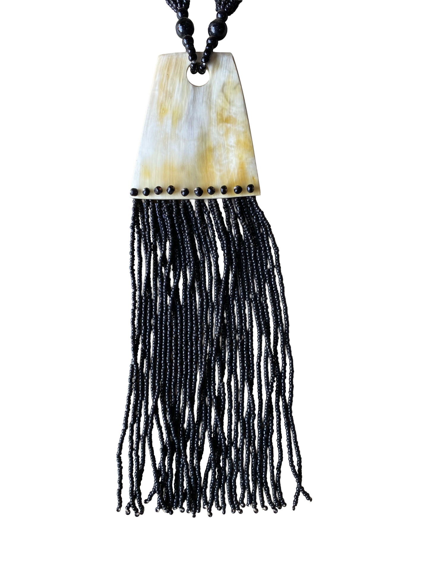 Markante Halskette mit schwarzem Fransenbehang