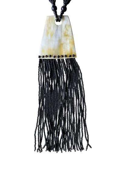 Markante Halskette mit schwarzem Fransenbehang