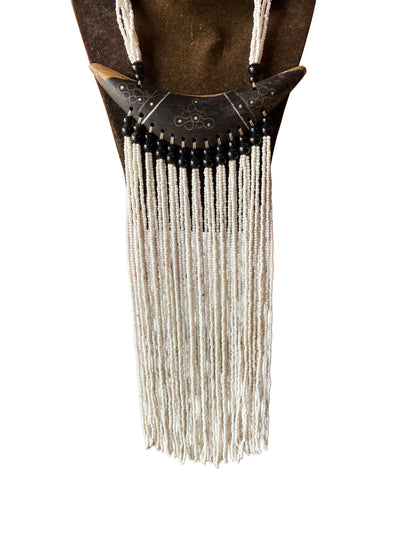 Statement-Kette mit geschnitztem Ebenholz-Horn-Anhänger und weißer Perlenfranse