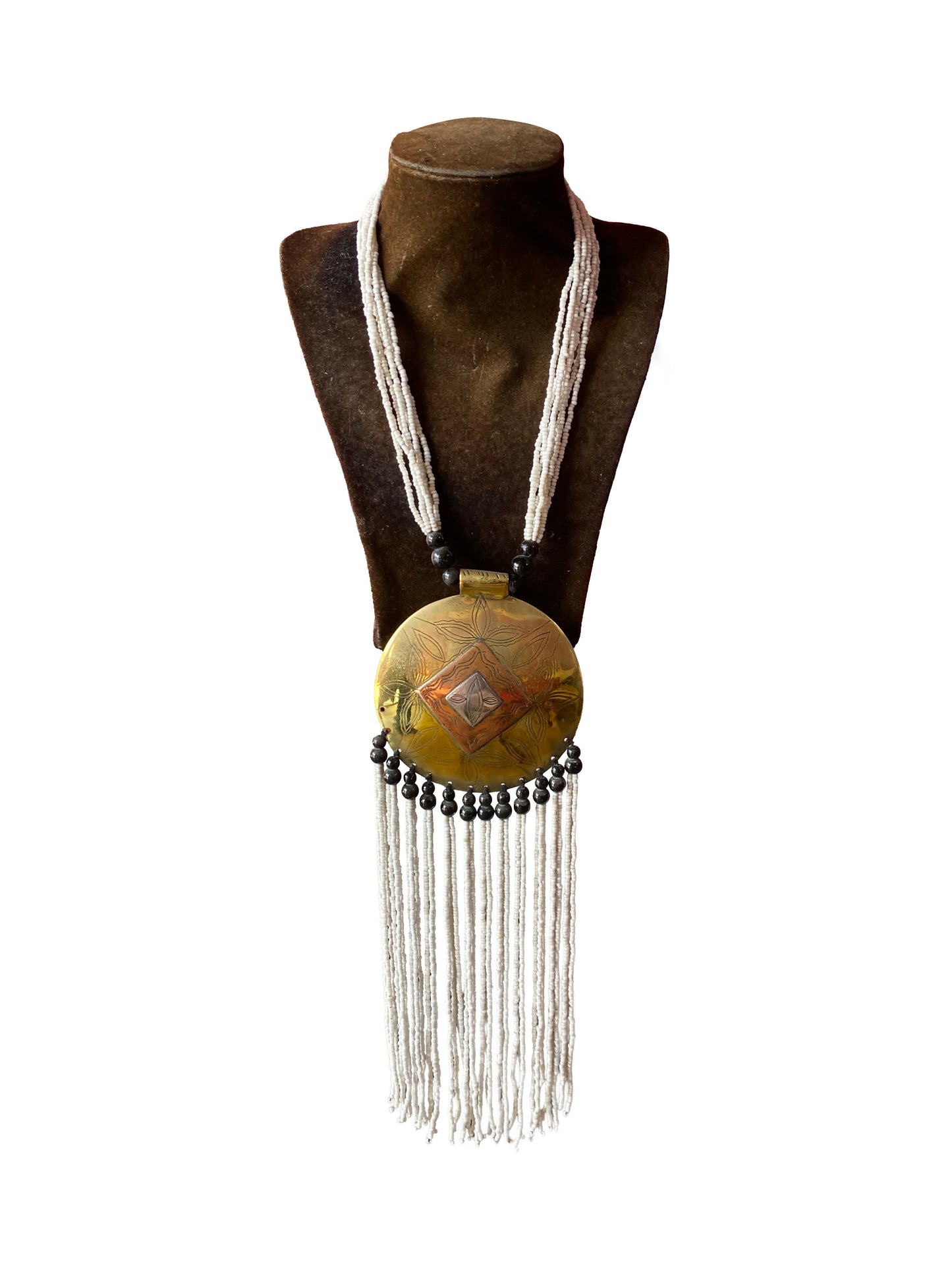 Statement-Kette mit großer Bronze-Medaillon und Perlenfransen