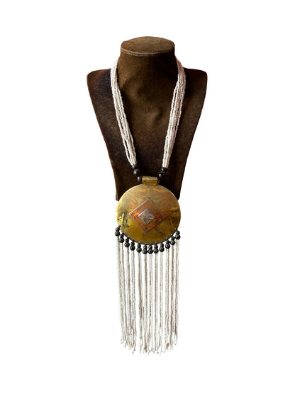 Statement-Kette mit großer Bronze-Medaillon und Perlenfransen