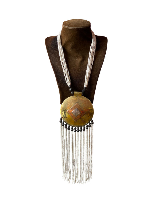 Statement-Kette mit großer Bronze-Medaillon und Perlenfransen