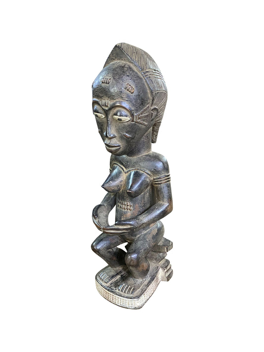 Ruhende Baule Frauenfigur – klassische Sitzskulptur aus Westafrika