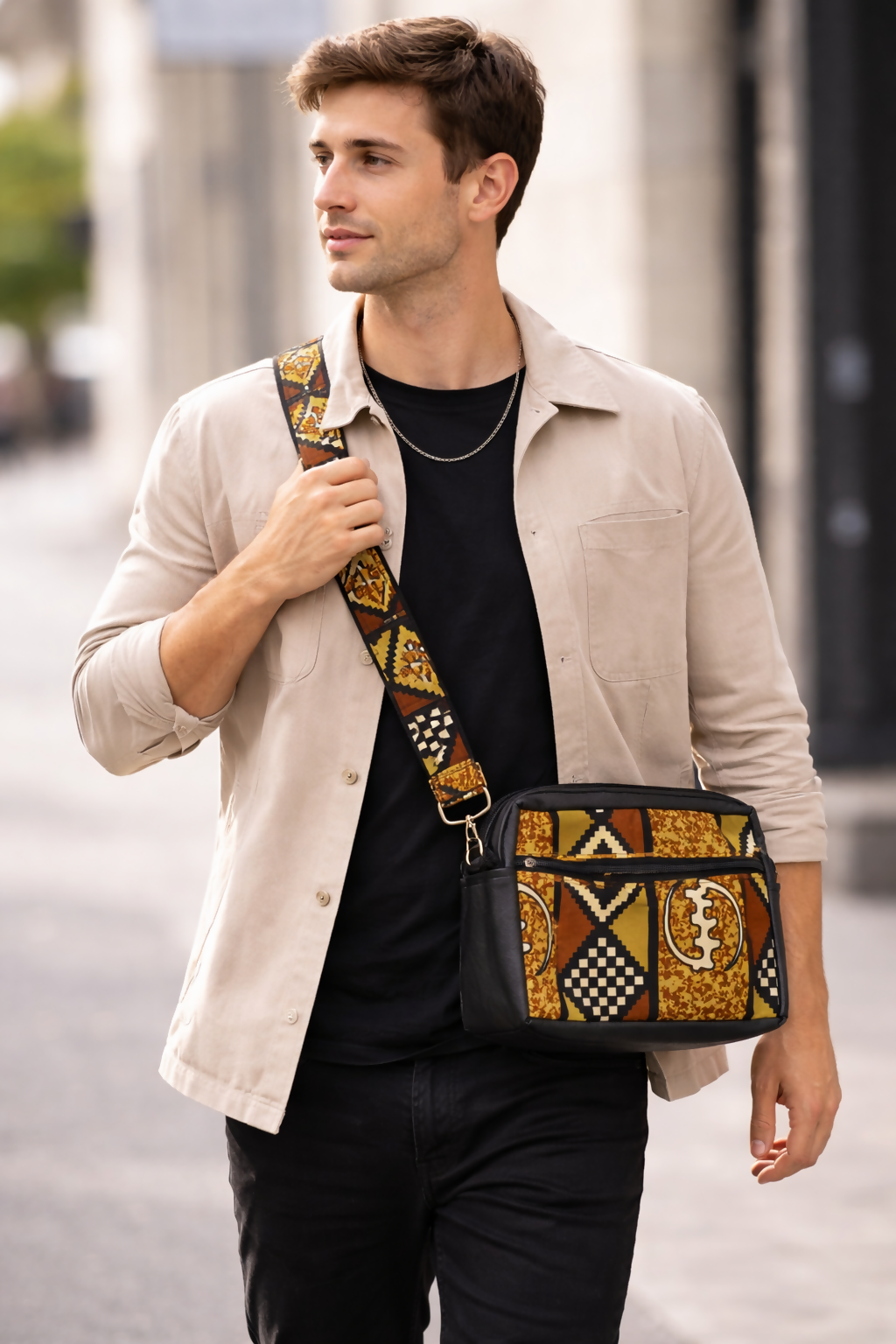 Handgefertigte Umhängetasche aus Ghana Traditionelles Adinkra-Muster in Ocker, Braun & Schwarz (29 × 30 × 5 cm)