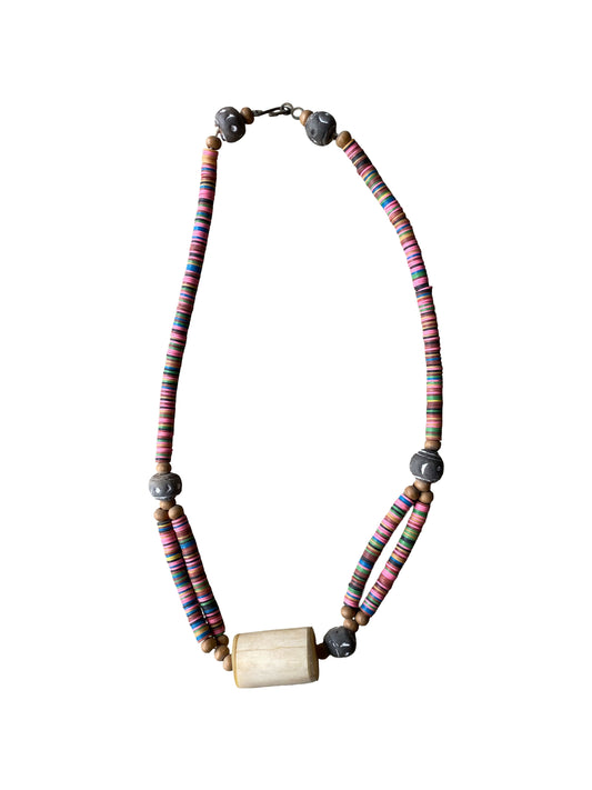 Nachhaltige Schmuck Halskette aus Ghana mit mehrfarbigen Vintage Perlen