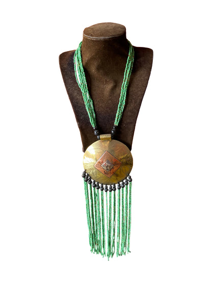 Perlenkette mit Fransen & rundem Bronze-Anhänger