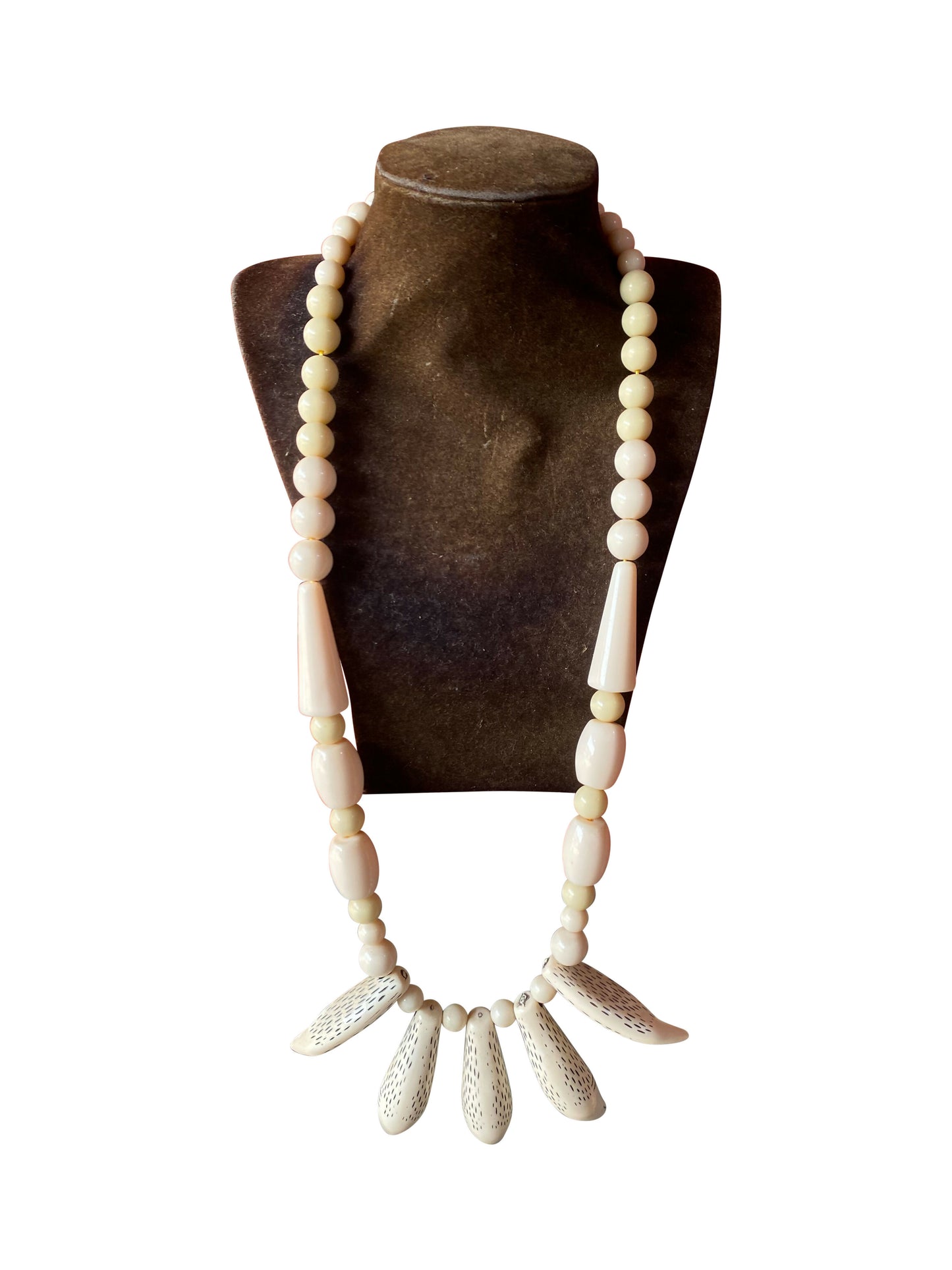 Elegante Halskette mit geschnitzten Knochenanhängern und cremefarbenen Perlen