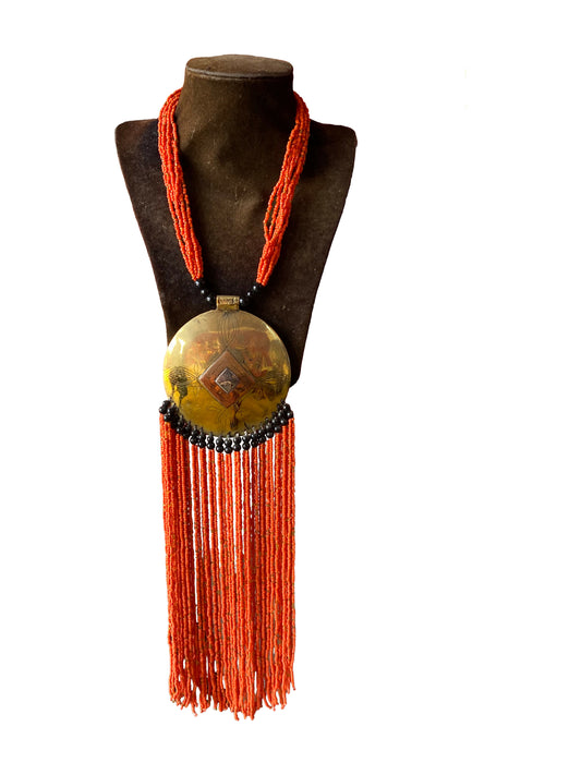 Statement-Kette mit Bronze-Medaillon und leuchtend oranger Perlenfranse