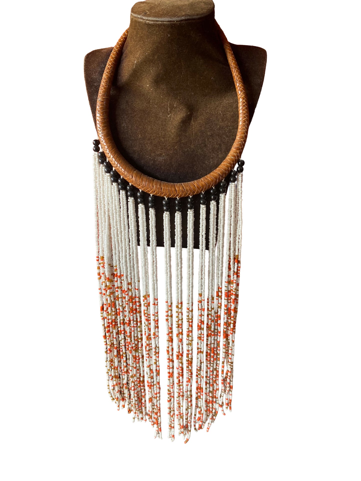 Boho Statement-Halskette mit geflochtenem Leder und rot-weißer Perlenfranse