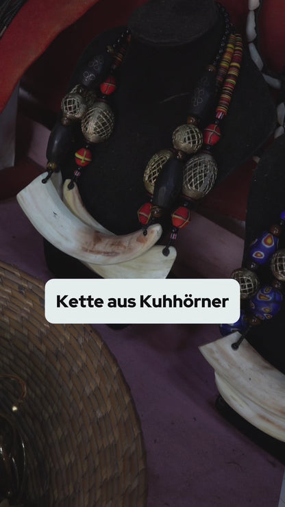 Charakterstarke Halskette mit gebogenem Holz und Horn Element