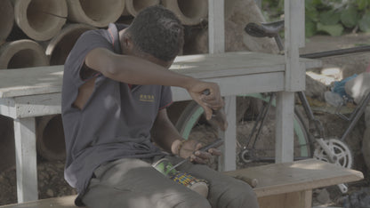 „Rhythmus Afrikas“ – Handgefertigte Trommel aus Ziegenhaut und Osese-Holz mit Baumwollschnürung (27 × 19 cm)