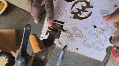 "SWEET MOTHER" EBONY KENTE WALL ART Handgefertigte Wanddekoration aus Ebenholz und Kente-Stoff