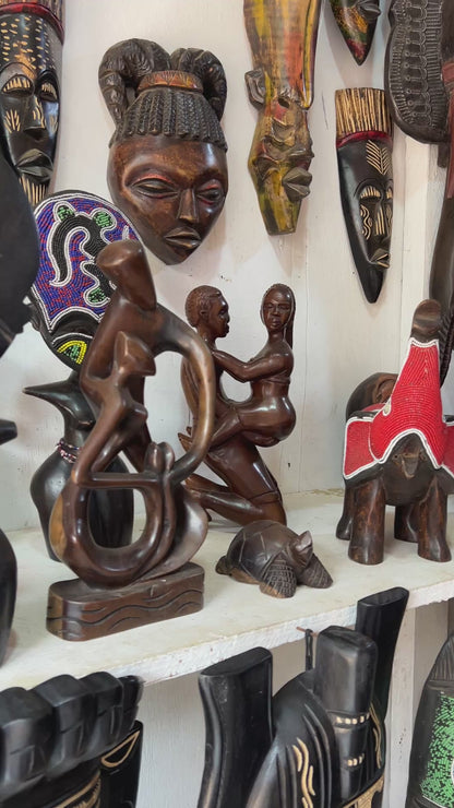 Family Bond – Hand-carved ebony sculpture | Symbol of love and unity (32 × 16 × 5 cm)