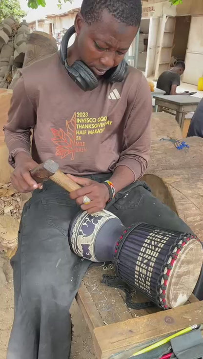 „Rhythmus Afrikas“ – Handgefertigte Trommel aus Ziegenhaut und Osese-Holz mit Baumwollschnürung (27 × 19 cm)