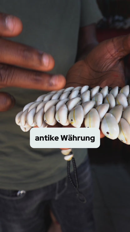 „Königin der Küste“ Cowrie-Muschelkette mit Schulterdesign | 60 x 24 cm | Handgefertigt in Ghana