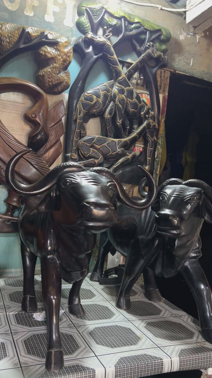 "Der mächtige Büffel" Handgeschnitzte Ebenholz-Skulptur aus Ghana | Sinnbild für Kraft und Standhaftigkeit (42 × 13 × 20 cm)