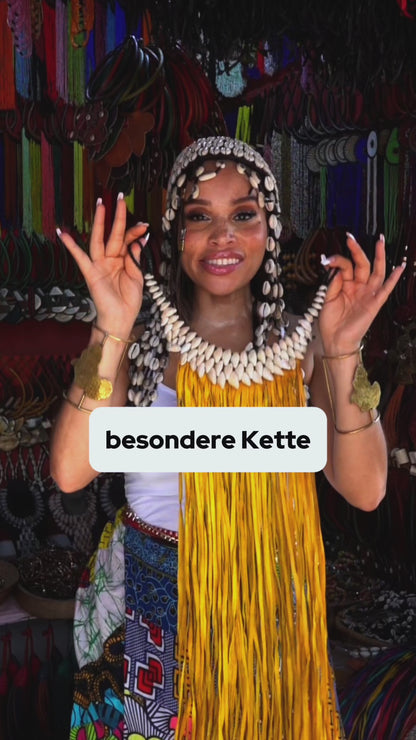 Handgefertigte Ghana-Kette mit Ebenholz-Pendant, gelben Perlensträngen und Fransen