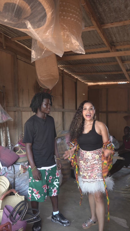 „Natur und Handarbeit“ Fächer – Elefantengras + Hartholz (36×34 cm)