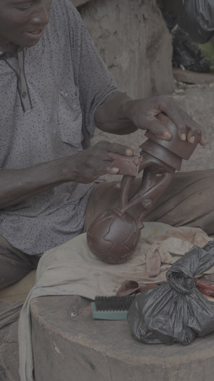 Porter le monde ensemble – Sculpture en ébène sculptée à la main | Symbole de communauté et d'unité (30 × 10 cm)