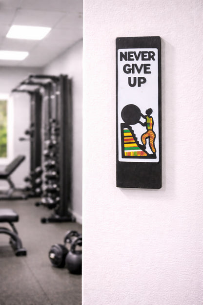 NEVER GIVE UP Handgefertigtes Wandbild aus Ghana auf Ebenholz