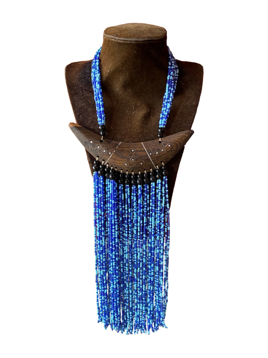 Statement-Kette mit geschnitztem Ebenholz-Horn-Anhänger und blau-weißer Perlenfranse