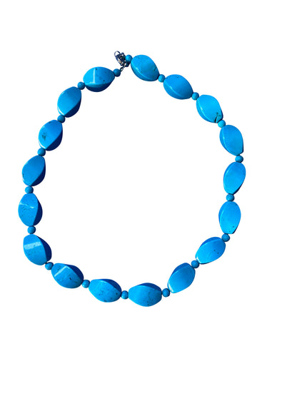 „Lagoon Breeze“ Naturstein-Halskette | Kräftiges Blau zu All-Black-, Denim- & Festival-Outfits