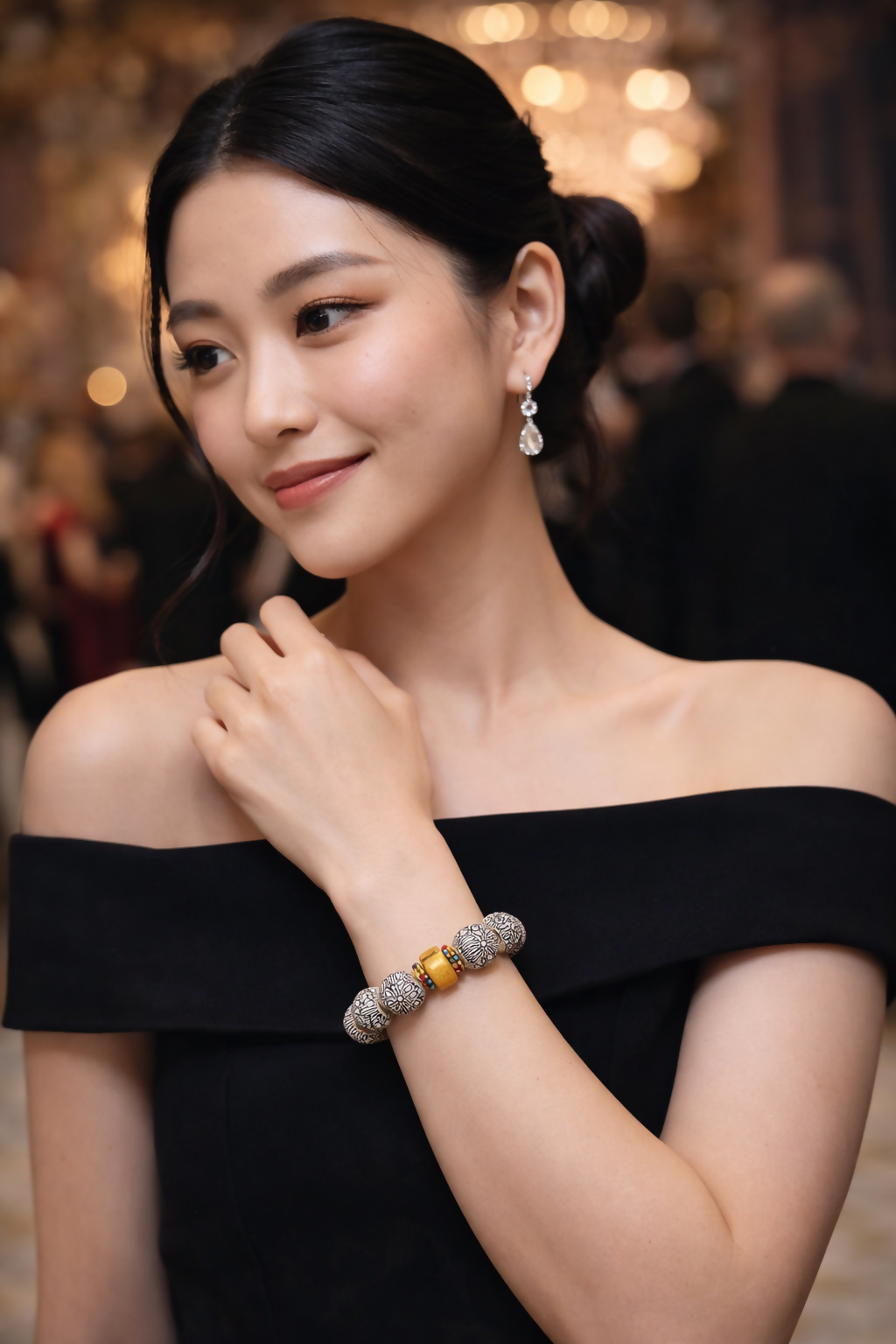 "Golden Harmony" Handgefertigtes Damenarmband aus Krobo-Perlen aus Ghana