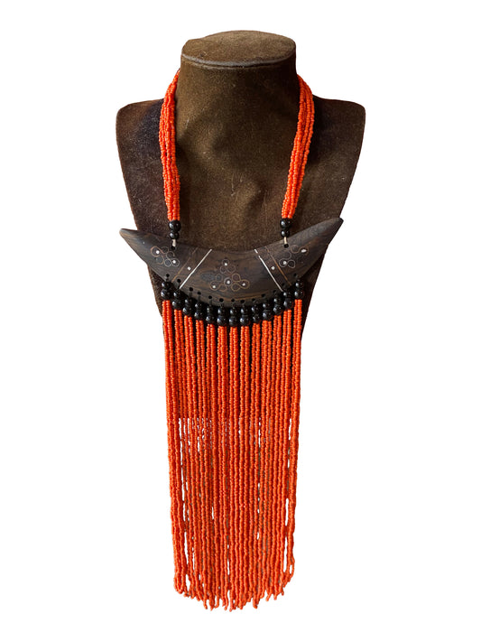 Statement-Kette mit geschnitztem Ebenholz-Horn-Anhänger und leuchtend oranger Perlenfranse