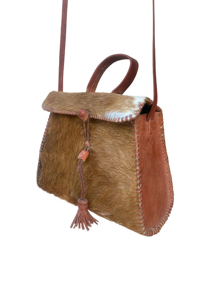 Fancy Umhängetasche aus Ziegenleder mit Naturhaar – Handgefertigt (60 cm Band, 20×10×18 cm)