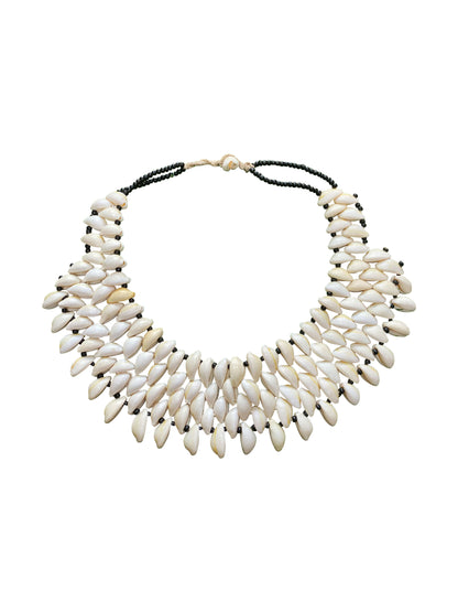 Royal Cowrie Shoulder Necklace – Große Muschelkette mit Schulterbedeckung | 60 x 24 cm | Handgefertigt in Ghana