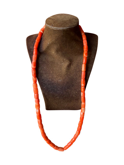 Feine orangefarbene Korallenkette