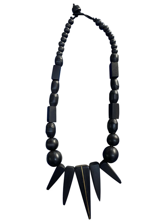 Statement-Halskette aus Ebenholz – Handgeschnitzte Spikes im modernen Tribal-Design (30 cm)