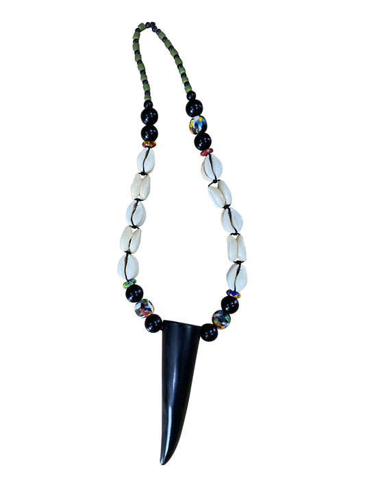 Ghana Power Necklace Handgefertigt mit Hornanhänger & Cowrie-Details