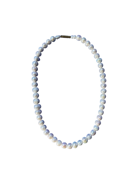 Délicat collier de perles blanches du Ghana