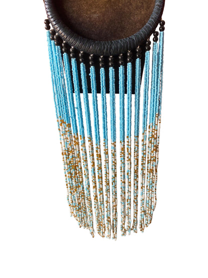 Boho Statement-Halskette mit geflochtenem Leder und langer Perlenfranse